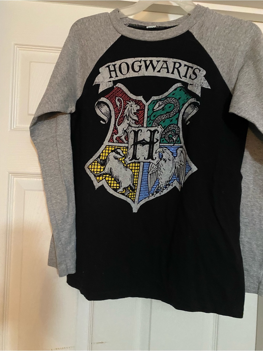 Warner Bros. Hogwarts Blackhi and Gray Raglan Long-Sleeve Tee